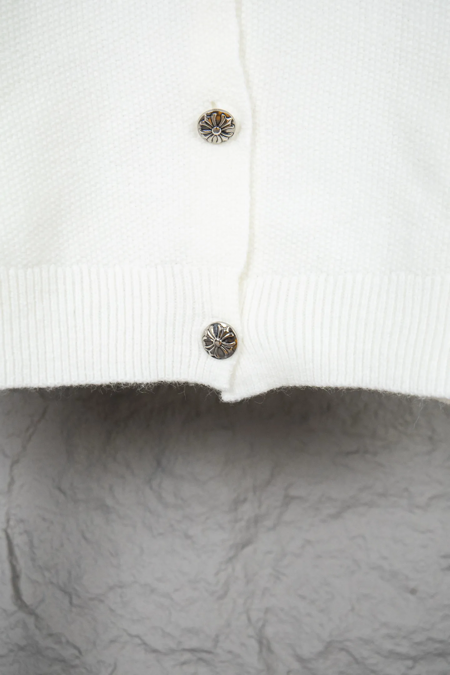P300 ChromeHearts popular Chrome Hearts CH Sanskrit horseshoe cross embroidered button cardigan jacket raglan sleeve sweater, contrasting color splicing raglan round neck knitted sweater, unique knitting texture, soft and skin-friendly, classic pattern embroidery on the front and back. Retro chic. The contrasting color raglan sleeve design and the thick stitching craftsmanship at the joints make it look great when worn alone or layered! The fit is loose and slimming! Fashionable patchwork colored sweater, colorfully intertwined, with clear layers, warm and slimming. Whether worn alone or layered, you can easily control various styles and show your personal charm. The raglan sleeves are shoulder-width in contrasting colors and have ultra-detailed embroidery on the front and back, giving it a casual street feel. It looks great when worn alone! The sleeves are designed with contrasting colors and seams, and the round neck style reveals the neck and flatters the face shape! Wool blend knitted fabric, soft, comfortable and warm to the touch. Contrasting color design➕Loose fit, not flattering on your body shape and slimming, not to mention how easy it is to wear! Basic, versatile and fashionable classic! Black and white are versatile! Black and gray high-end! Couples get involved!  Color: black and white/black gray Size: S~M~L